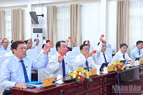 Các đại biểu Hội đồng nhân dân tỉnh Cà Mau biểu quyết thông qua các nghị quyết thuộc thẩm quyền tại kỳ họp vào sáng 8/10. (Ảnh: HỮU TÙNG)
