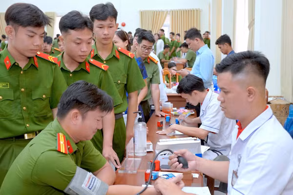 Tiếp nhận, sàng lọc và kiểm tra sức khỏe đối với lực lượng tham gia hiến máu tình nguyện vào sáng 16/10. (Ảnh: HỮU ĐỆ)