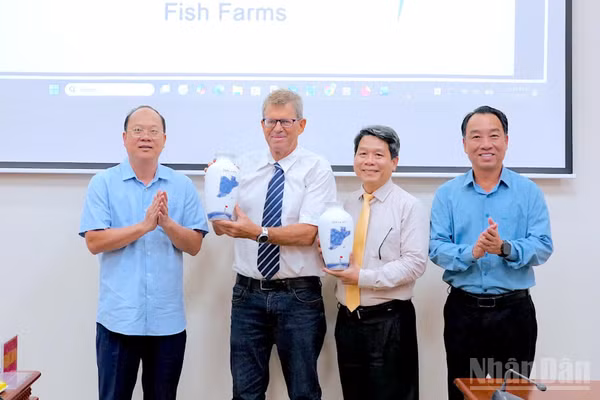 Bí thư Tỉnh ủy Nguyễn Hồ Hải (bìa trái) và Phó Bí thư Tỉnh ủy, Chủ tịch Ủy ban nhân dân tỉnh Cà Mau Lữ Quang Ngời (bìa phải) trao quà lưu niệm đến ông Ran DaGan, Chủ tịch Tập đoàn Dagan (Israel) và ông Hà Duy Bình, Chủ tịch Tập đoàn VsionGlobal. (Ảnh: HỮU TÙNG)