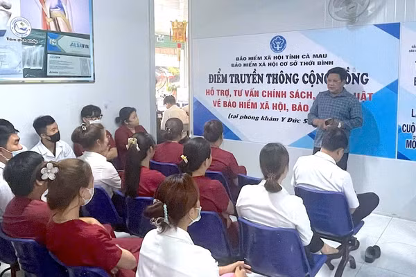 Tuyên truyền chính sách bảo hiểm xã hội tự nguyện trực tiếp đến người lao động tại cơ sở ở Cà Mau. (Ảnh: NGUYỄN ĐẠT)