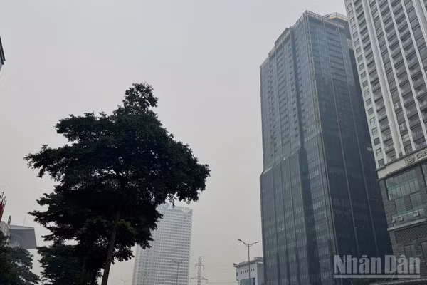 Bầu trời Hà Nội luôn trong tình trạng mờ mịt vì khói bụi. 