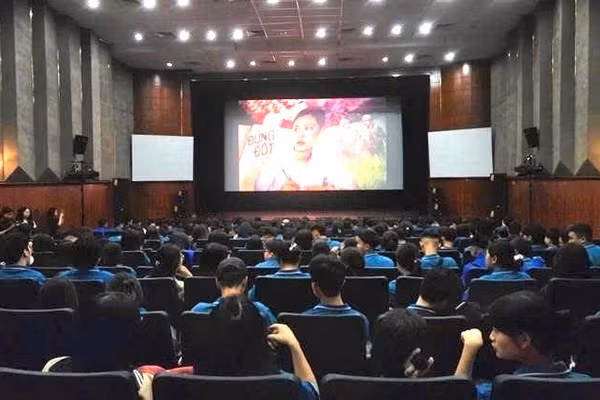 Rất đông học sinh Trường trung học phổ thông Phan Chu Trinh đã đến dự xem phim "Đừng đốt" về Anh hùng liệt sĩ Đặng Thùy Trâm, mở đầu chương trình đưa điện ảnh vào hệ thống học đường. (Ảnh: Viện phim Việt Nam)