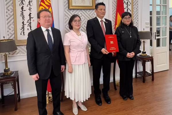 Đại sứ Mông Cổ Ganbaatar Hulan và đại diện Trường đại học Văn hóa nghệ thuật Mông Cổ trao tặng danh hiệu "Giáo sư danh dự" đến đạo diễn Lê Quý Dương. (Ảnh: MINH GIANG)
