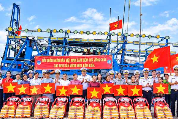 Cán bộ, chiến sĩ Vùng 2 Hải quân triển khai công tác hỗ trợ ngư dân ra khơi, bám biển (Ảnh: Lữ đoàn 125 Hải quân cung cấp)