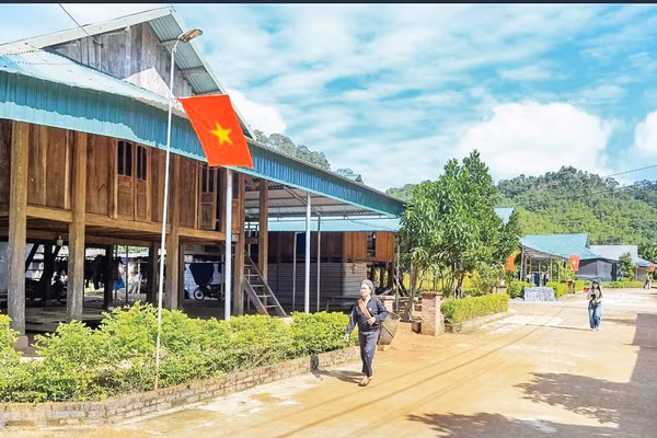 Người dân yên tâm sinh sống tại khu tái định cư Co Hương.
