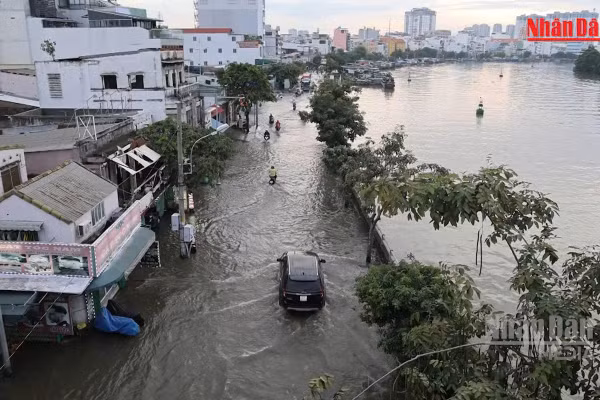 [Video] Triều cường tại TP Hồ Chí Minh tiếp tục vượt mức báo động 3 vào chiều nay