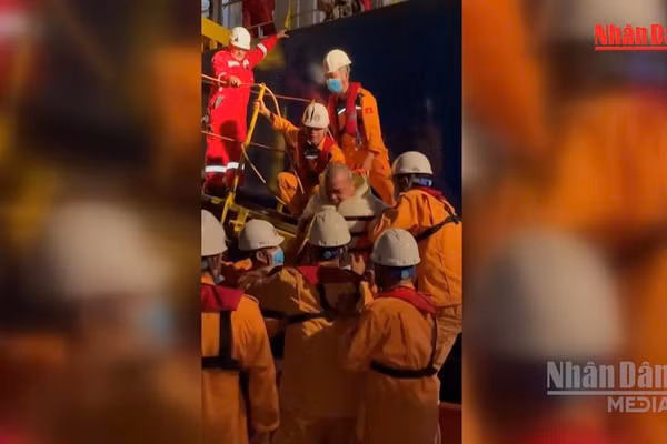  [Video] Cứu nạn thành công thuyền viên tàu nước ngoài có nguy cơ nhồi máu cơ tim vào bờ cấp cứu