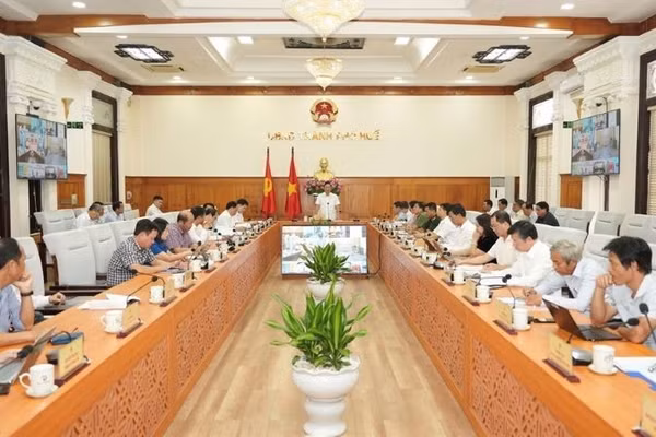 Phó Bí thư Thành ủy, Chủ tịch Ủy ban nhân dân thành phố Huế Lê Trí Thanh chủ trì phiên họp được kết nối trực tuyến đến 40 xã, phường. (Ảnh: NG.HIẾU)