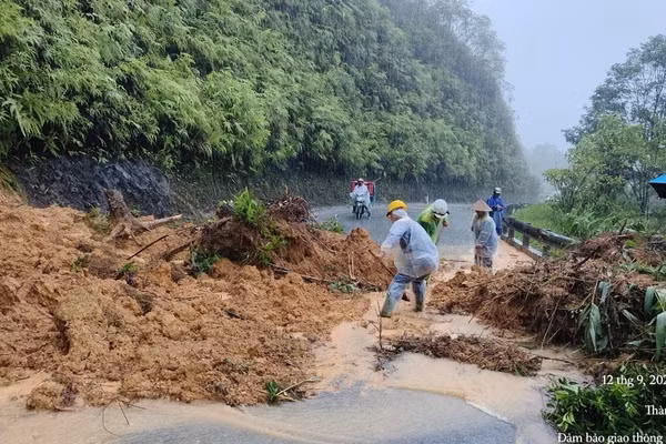 Sạt lở trên tuyến Quốc lộ 49 đoạn lên A Lưới đã được khắc phục. (Ảnh: MĐ)