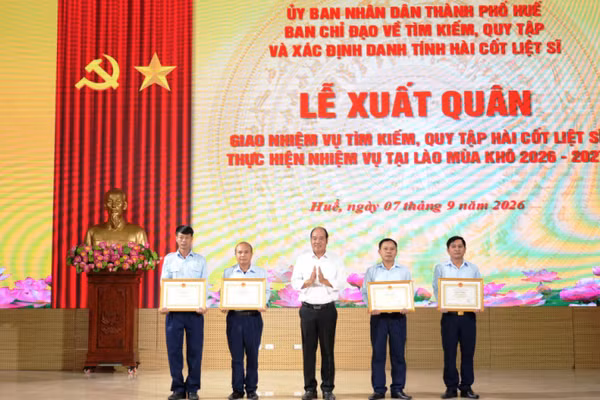 Đồng chí Nguyễn Văn Mạnh, Phó Chủ tịch Ủy ban nhân dân thành phố, Trưởng Ban Chỉ đạo 515 thành phố, trao Bằng khen của Ủy ban nhân dân thành phố Huế tặng tập thể và cá nhân Đội 192.