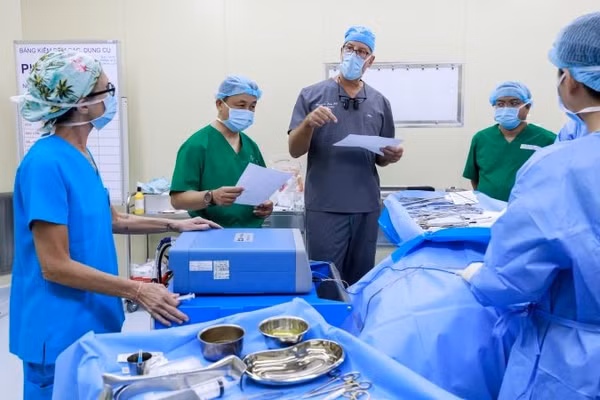 Hơn 30 chuyên gia quốc tế cùng các bác sĩ Việt Nam đến Huế hỗ trợ phẫu thuật tạo hình miễn phí tại "Tuần lễ Phẫu thuật tạo hình-vi phẫu 2026". (Ảnh: B. Ngọc)
