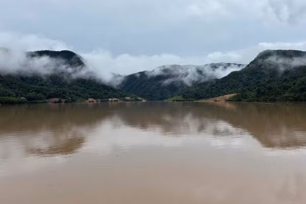 Thủy điện A Lin 3 điều tiết nhằm hạ mực nước tạo dung tích phòng lũ. (Ảnh: Văn Trị)