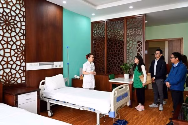 Các đơn vị lữ hành khảo sát dịch vụ khám, chữa bệnh và chăm sóc sức khỏe tại Bệnh viện quốc tế Trung ương Huế. (Ảnh: H. Hải)