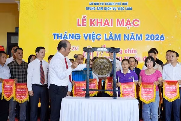 Phó Chủ tịch Ủy ban nhân dân thành phố Nguyễn Văn Mạnh thực hiện nghi thức khai mạc Tháng việc làm. 