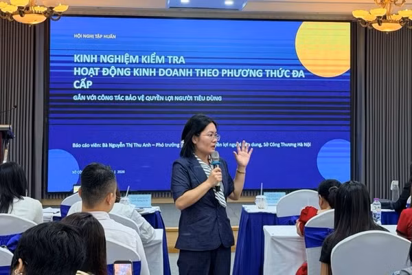 Báo cáo viên trình bày kinh nghiệm điều tra hoạt động kinh doanh theo phương thức đa cấp.