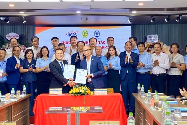 Nghi thức ký kết Biên bản ghi nhớ hợp tác giữa Trung tâm Dịch vụ việc làm Hà Nội với Hiệp hội Doanh nghiệp công nghiệp hỗ trợ thành phố Hà Nội. (Ảnh: NGUYÊN TRANG)
