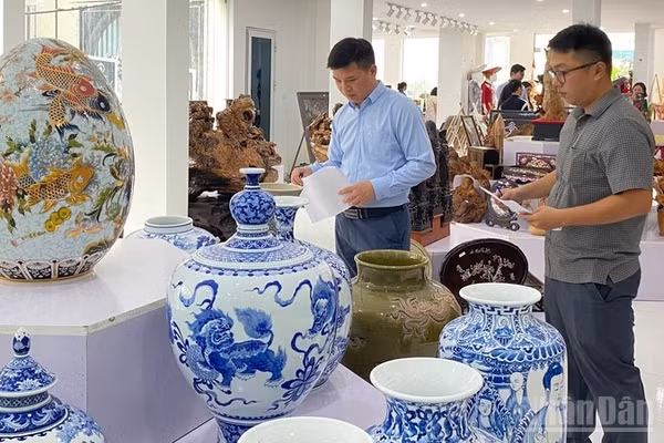 Các thành viên Ban giám khảo cuộc thi tiến hành chấm điểm mẫu thiết kế.