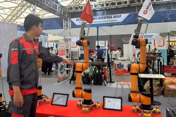 Các doanh nghiệp giới thiệu những sản phẩm, giải pháp công nghệ mới tại hội chợ. (Ảnh: NT)