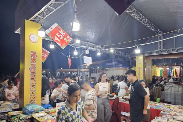 Chương trình Tháng khuyến mại của Hà Nội luôn thu hút đông đảo người tiêu dùng. (Ảnh: BÌNH NGUYÊN)
