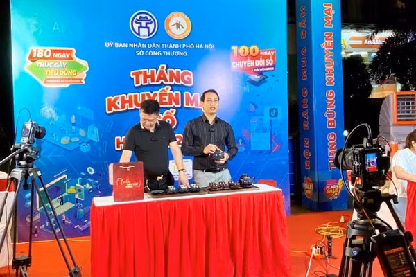 Các hoạt động livestreams bán hàng trực tuyến trong chương trình đã thu hút đông đảo người tiêu dùng. (Ảnh: NGUYÊN TRANG)