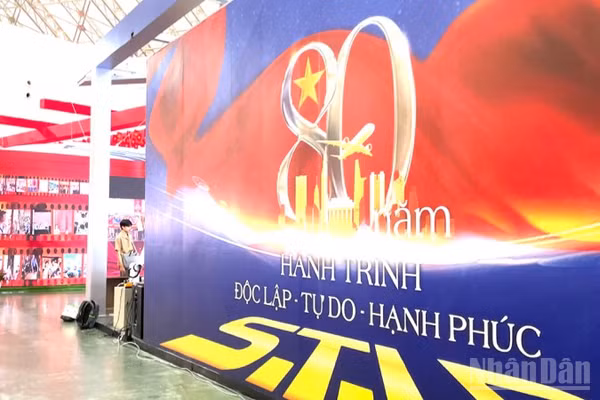 Chuẩn bị lễ bế mạc triển lãm thành tựu đất nước. 