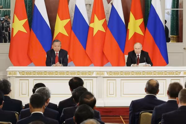 Tổng Bí thư, Chủ tịch nước Tô Lâm và Tổng thống Nga Vladimir Putin họp báo chung. (Ảnh: Thống Nhất/TTXVN)
