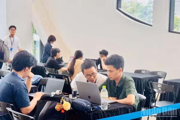 Các thí sinh trong một cuộc thi sáng tạo về AI, một trong các ngành đang hút nhân lực nhất hiện nay. (Ảnh: HNV)