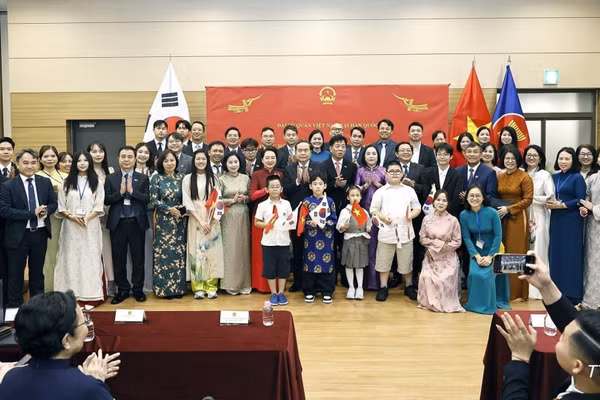 Trong chương trình thăm chính thức Hàn Quốc, chiều 6/9/2026, tại Seoul, Chủ tịch Quốc hội Trần Thanh Mẫn và Phu nhân cùng Đoàn đại biểu cấp cao Việt Nam gặp gỡ cán bộ Đại sứ quán và cộng đồng người Việt Nam tại Hàn Quốc. (Ảnh: Doãn Tấn/TTXVN)