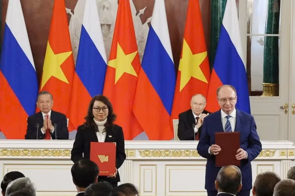 Tổng Bí thư, Chủ tịch nước Tô Lâm và Tổng thống Nga Vladimir Putin chứng kiến Lễ trao văn kiện hợp tác giữa hai nước. (Ảnh: Thống Nhất/TTXVN)