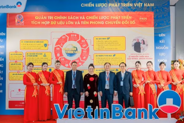 Các đại biểu tại mô hình nghiên cứu “Vòng tròn chính sách tích hợp dữ liệu lớn”. (Ảnh: Nhân vật cung cấp)