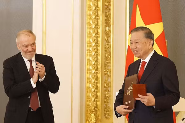 Nghệ sĩ Nhân dân Liên bang Nga Valery Gergiev, Chủ tịch Hội đồng Giám khảo Giải thưởng Hòa bình Lev Tolstoy trao Giải thưởng Hòa bình Lev Tolstoy năm 2026 cho Tổng Bí thư, Chủ tịch nước Tô Lâm. (Ảnh: Thống Nhất/TTXVN)