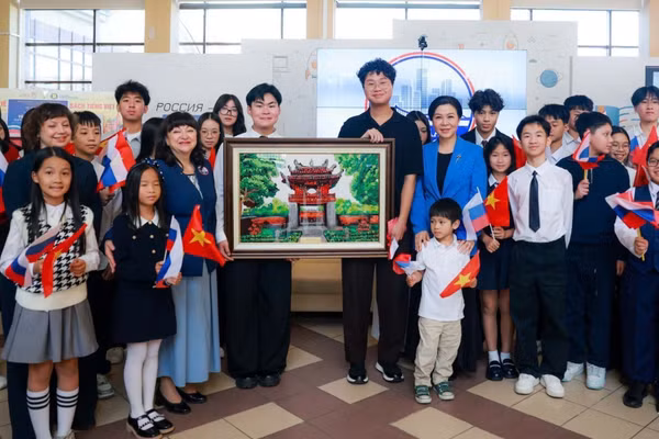 Bà Ngô Phương Ly, Phu nhân Tổng Bí thư, Chủ tịch nước Tô Lâm thăm Trường phổ thông số 1253. (Ảnh: Tâm Hằng/TTXVN)