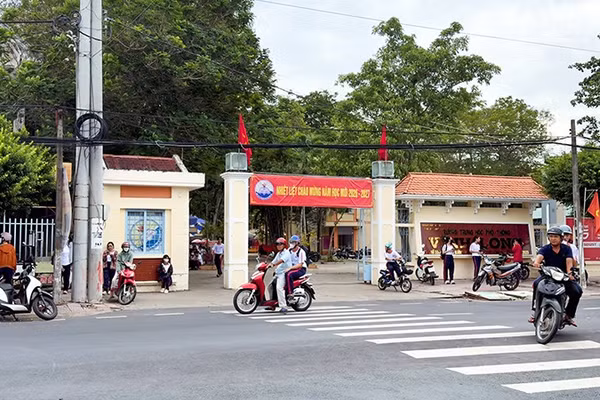 Trường trung học phổ thông Vĩnh Long nhộn nhịp vào sáng 4/9. (Ảnh: BÁ DŨNG)