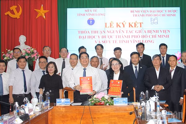 Sở Y tế tỉnh Vĩnh Long ký kết hợp tác với Bệnh viện Đại học Y Dược Thành phố Hồ Chí Minh. (Ảnh: BÁ DŨNG)