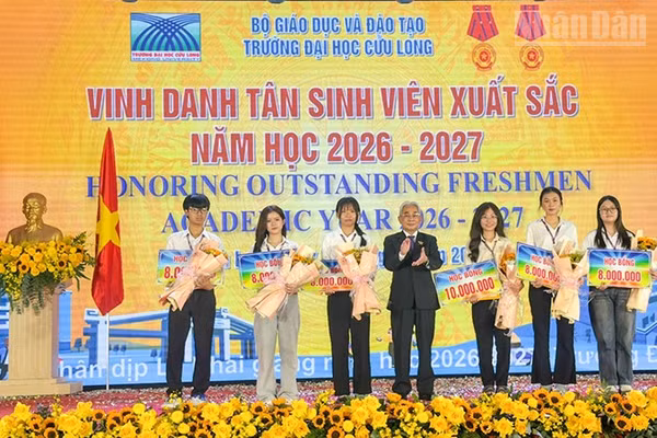 Nhà giáo Ưu tú, Phó Giáo sư, Tiến sĩ Lương Minh Cừ khen thưởng 1 thủ khoa và 5 á khoa tuyển sinh đầu vào khóa 27. (Ảnh: BÁ DŨNG)