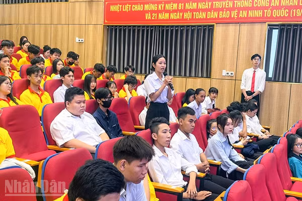 Sinh viên Lê Ngọc Hân, Trường đại học Cửu Long phát biểu ý kiến tại buổi đối thoại. (Ảnh: BÁ DŨNG)