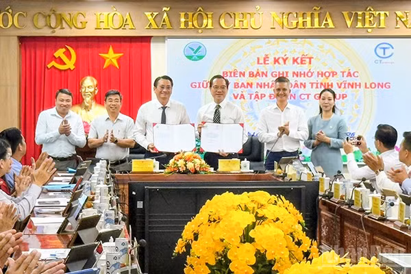 Hai bên thực hiện ký kết biên bản ghi nhớ. (Ảnh: BÁ DŨNG)