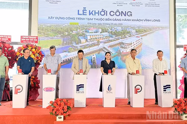Nghi thức khởi công. (Ảnh: BÁ DŨNG)