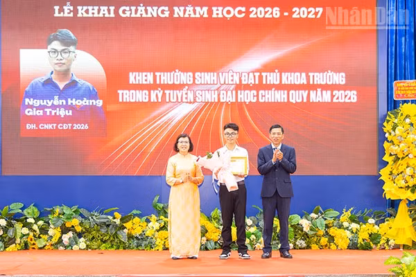 Khen thưởng sinh viên thủ khoa. (Ảnh: BÁ DŨNG)