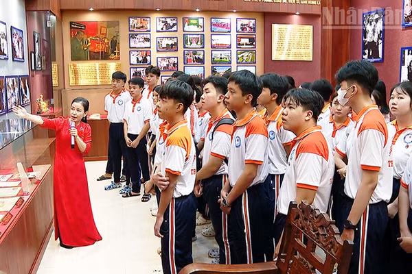 Các em học sinh chăm chú lắng nghe giới thiệu về thân thế, sự nghiệp của Giáo sư, Viện sĩ Trần Đại Nghĩa. (Ảnh: QUỐC KHÁNH)