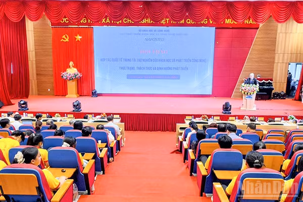 Phó Giáo sư, Tiến sĩ Lương Minh Cừ, Hiệu trưởng Trường đại học Cửu Long phát biểu tại hội thảo. (Ảnh: BÁ DŨNG)
