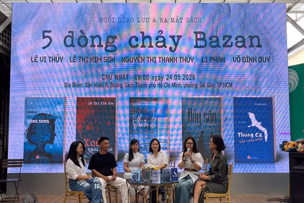Các cây bút trẻ chia sẻ tại buổi giao lưu và ra mắt sách "5 dòng chảy Bazan".