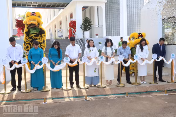 Các đại biểu cắt băng khánh thành Trường tiểu học Xanh Tuệ Đức tại khu đô thị Thành phố Cà-phê. (Ảnh: CÔNG LÝ)