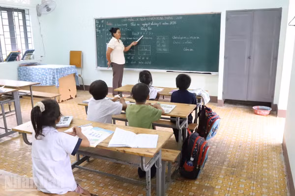 Lớp 1 có 6 học sinh đang học tại điểm trường buôn Đrang Phốk, xã Buôn Đôn, nhưng có 1 em vắng do bị ốm. (Ảnh: CÔNG LÝ) 