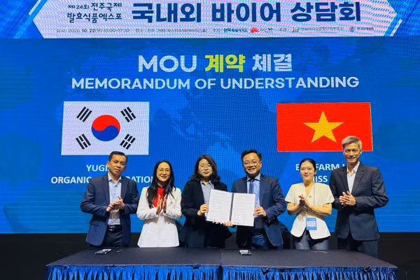Đại diện thương hiệu cà-phê Miss Ede ký kết 2 biên bản ghi nhớ với 2 doanh nghiệp Hàn Quốc. (Ảnh: CỘNG TÁC VIÊN)