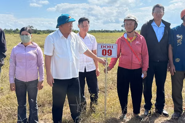 Lãnh đạo Ủy ban nhân dân xã Ia Rvê giao đất cho người dân ngoài thực địa. (Ảnh: TRUNG HẢI)