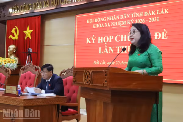 Phó Bí thư Thường trực Tỉnh ủy, Chủ tịch Hội đồng nhân dân tỉnh Đắk Lắk Cao Thị Hòa An phát biểu tại kỳ họp. (Ảnh: CÔNG LÝ)