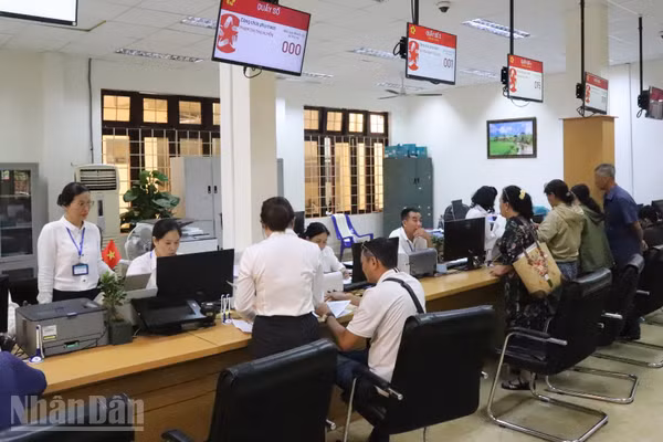 Người dân đến giải quyết thủ tục hành chính tại Trung tâm phục vụ hành chính công phường Buôn Ma Thuột. (Ảnh: CÔNG LÝ)