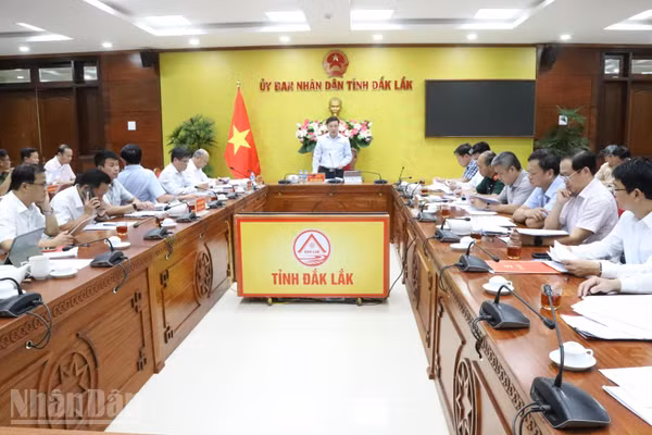 Chủ tịch Ủy ban nhân dân tỉnh Đắk Lắk Đỗ Hữu Huy phát biểu tại buổi làm việc. (Ảnh: CÔNG LÝ)