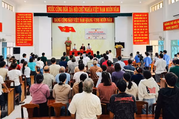 “Phiên tòa giả định” tuyên truyền, phổ biến pháp luật về phòng, chống khai thác hải sản bất hợp pháp, không báo cáo và không theo quy định tại phường Phú Yên. (Ảnh: NGUYỄN LÂN)